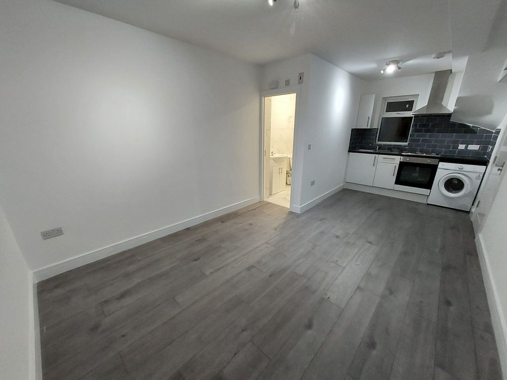 Property photo 1 of 4 Newly Refurbished & Stunning Studio Flat (3) - N17
