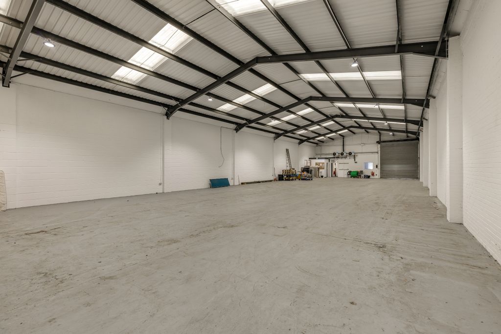 Property photo 3 of 11 8694160-Interior07-800