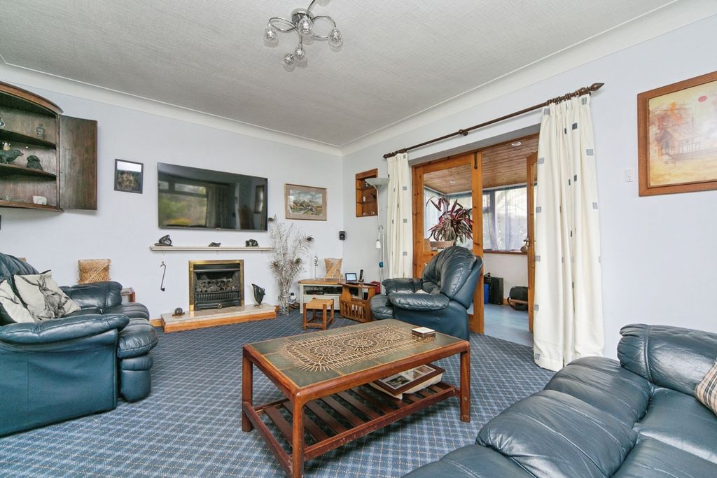 Property photo 2 of 31 Lounge