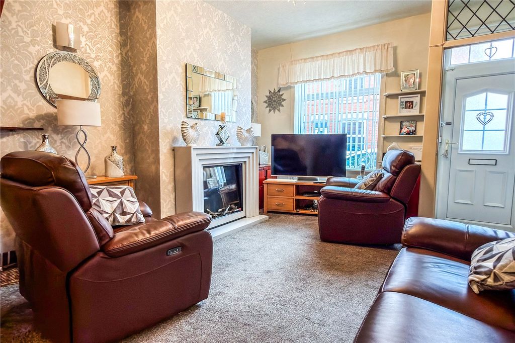 Property photo 3 of 12 Lounge