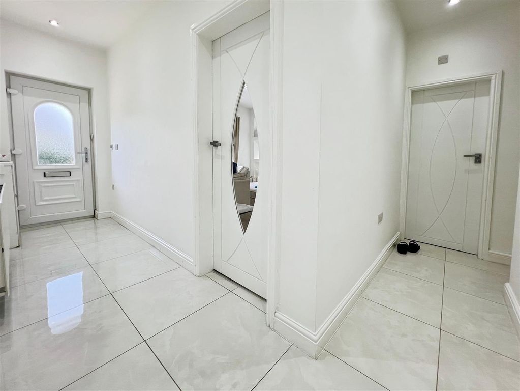 Property photo 2 of 23 Entrance Hall