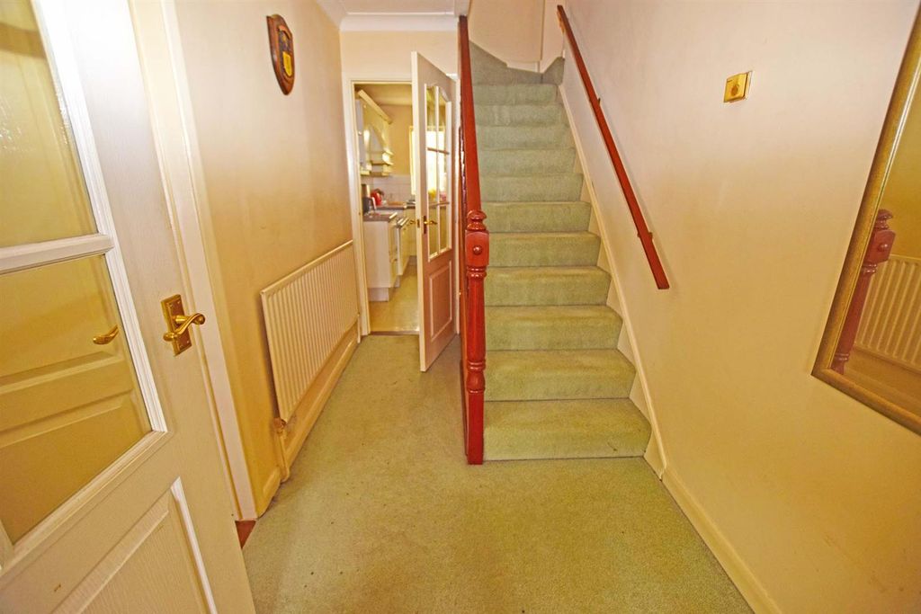 Property photo 3 of 18 Entrance Hall