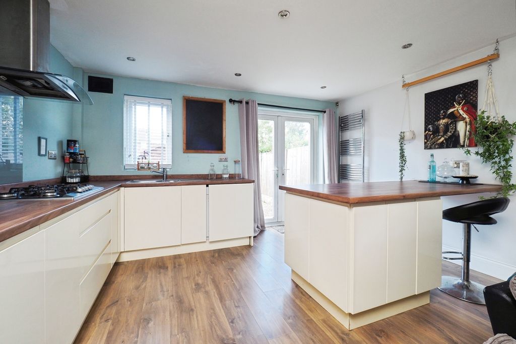 Property photo 2 of 17 Fitted Kitchen