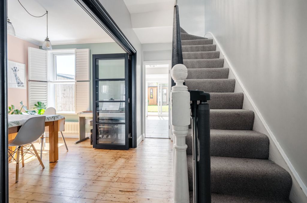 Property photo 2 of 21 1452362-16-69F0Be...