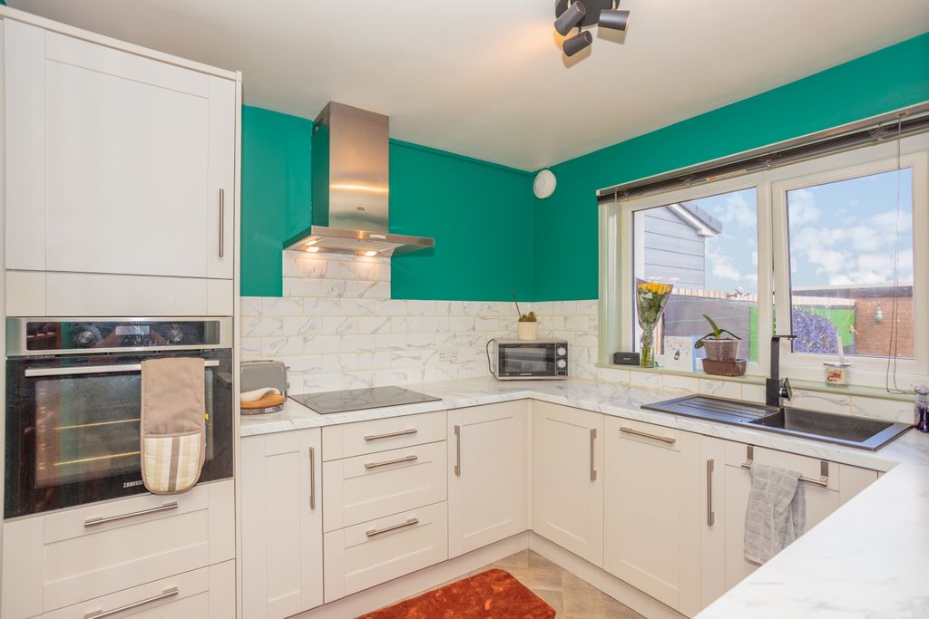 Property photo 3 of 27 Kitchen