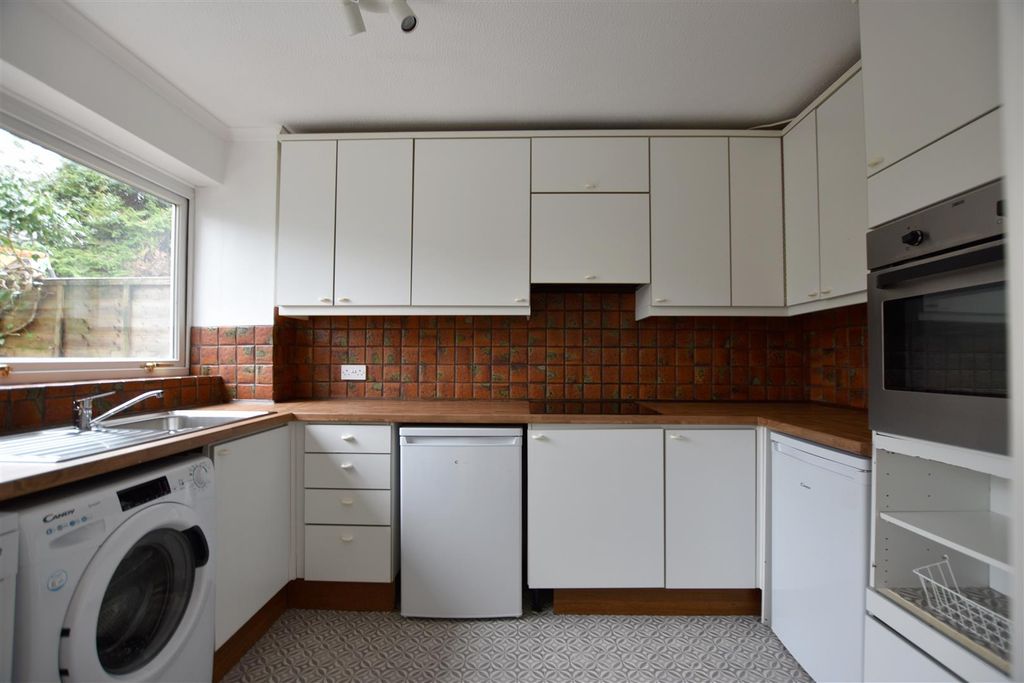 Property photo 3 of 11 Kitchen.Jpg