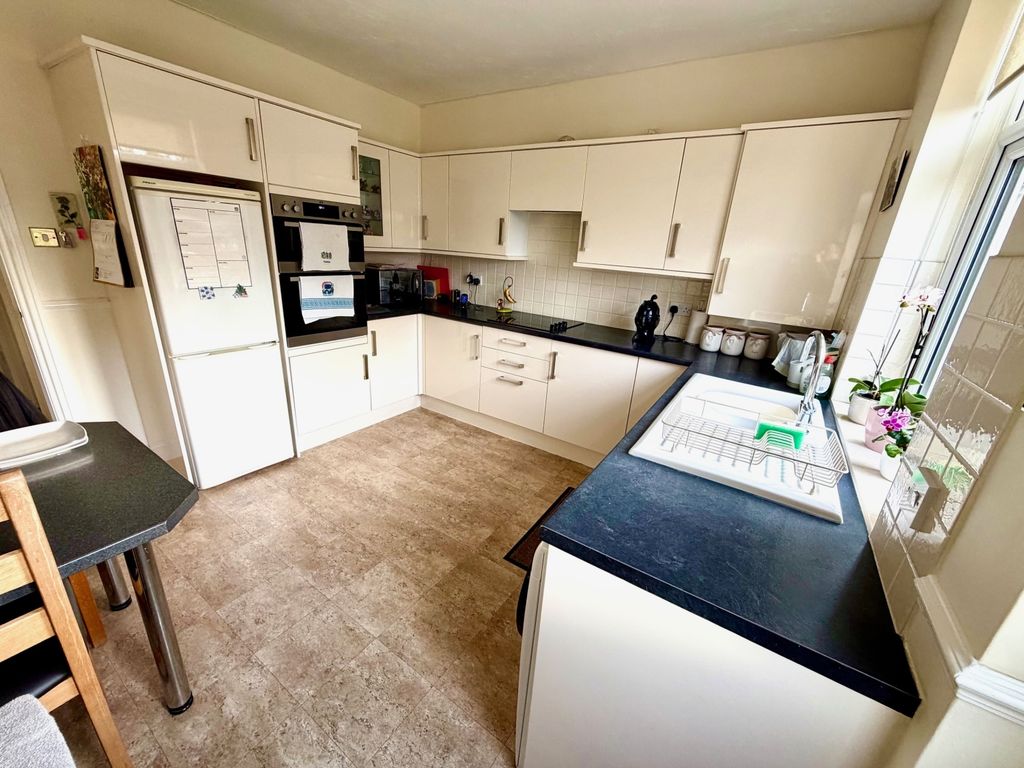 Property photo 3 of 8 Kitchen