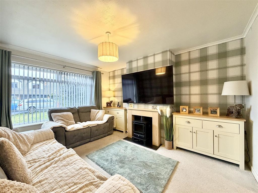 Property photo 2 of 14 Lounge