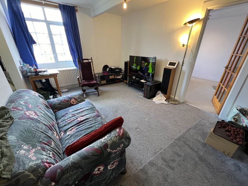 Property photo 3 of 12 Lounge
