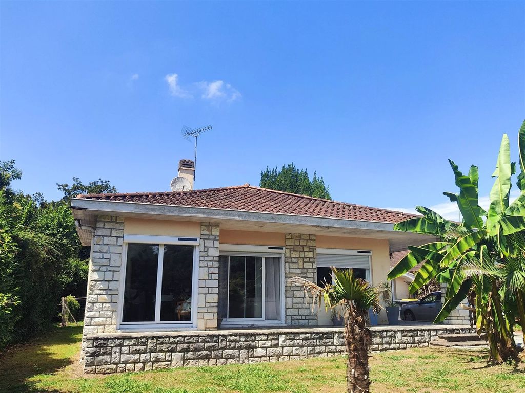 Property photo 1 of 13 Single-Storey Property With Pretty Garden Near The Town Centre