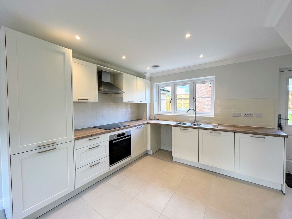 Property photo 3 of 18 Kitchen