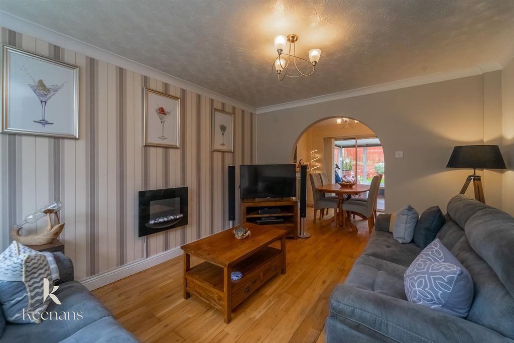 Property photo 2 of 38 The Glade (1).Jpg