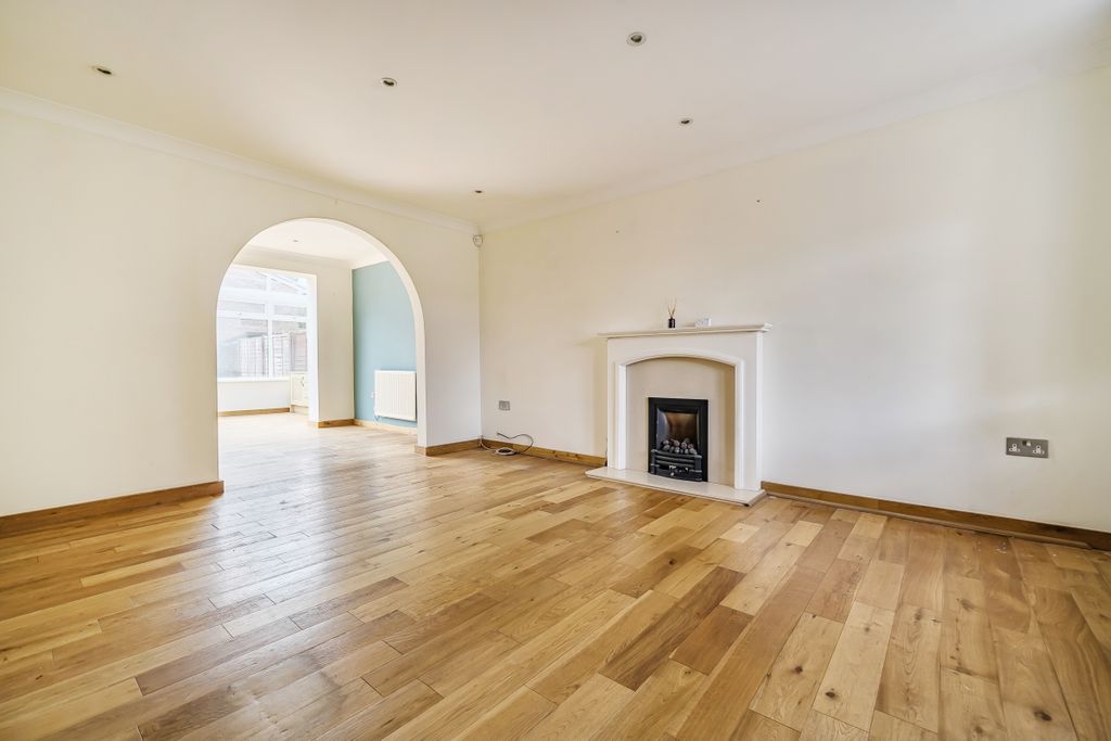 Property photo 3 of 13 Clare Gardens