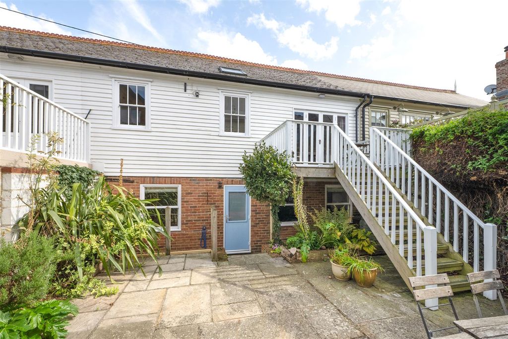 Property photo 2 of 18 Island Wall, Whitstable