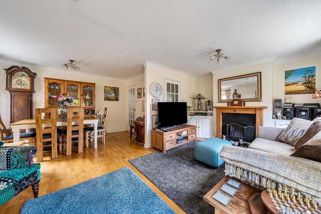 Property photo 2 of 22 Living Room