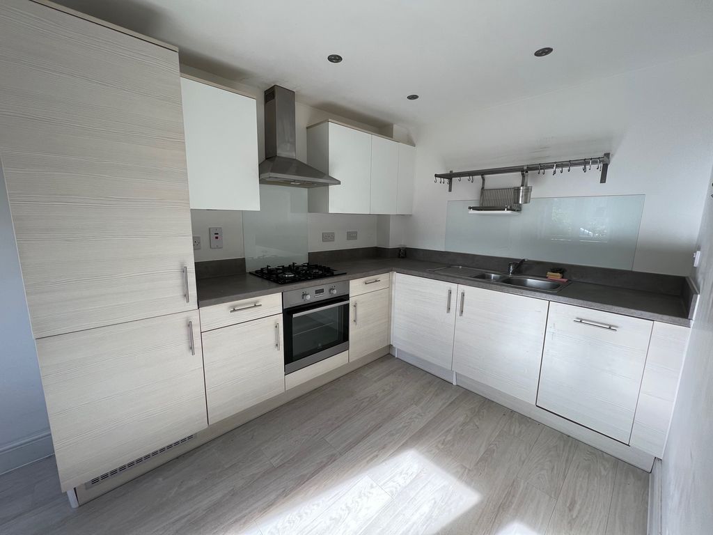 Property photo 2 of 10 Kitchen