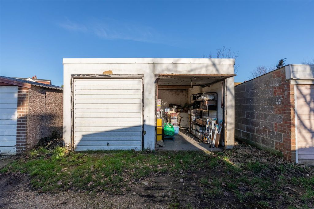 Property photo 2 of 6 Garages