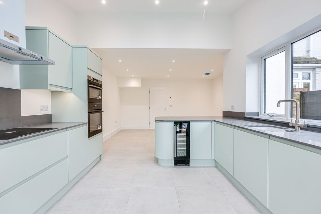 Property photo 3 of 27