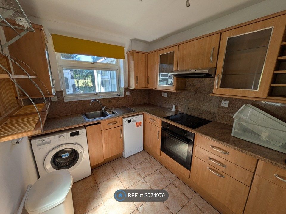 Property photo 3 of 12 Kitchen