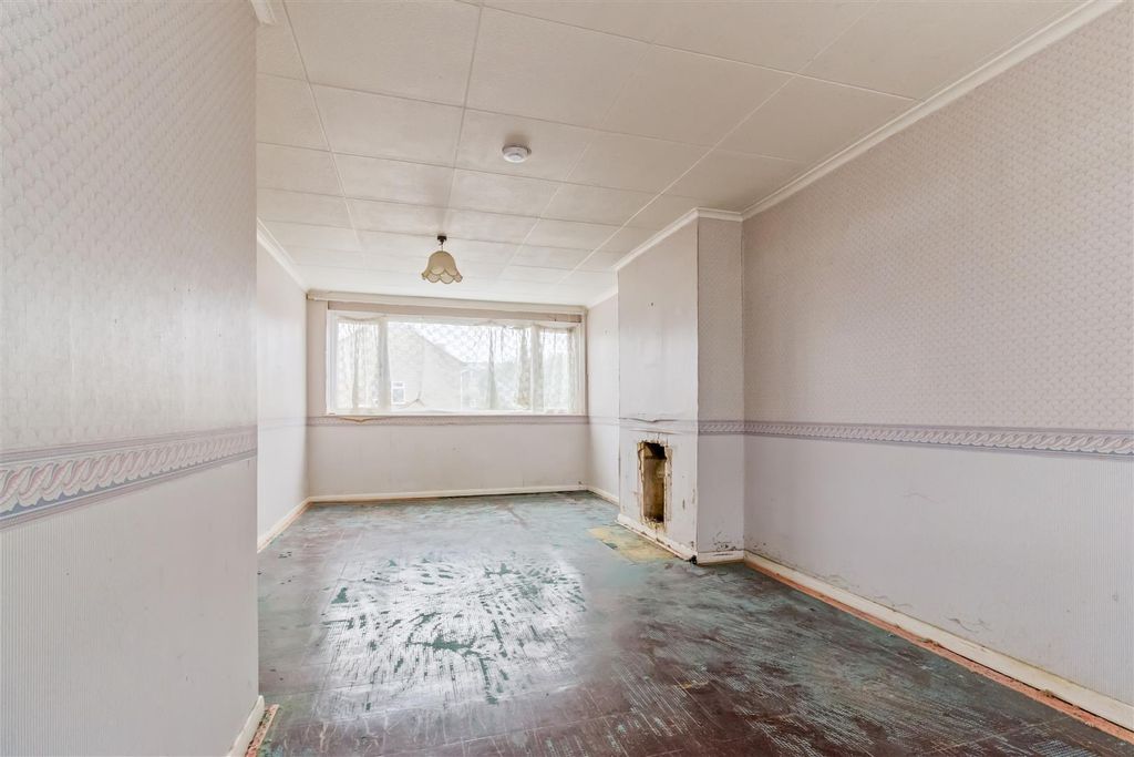 Property photo 3 of 11 36 Mendip Road-002.Jpg