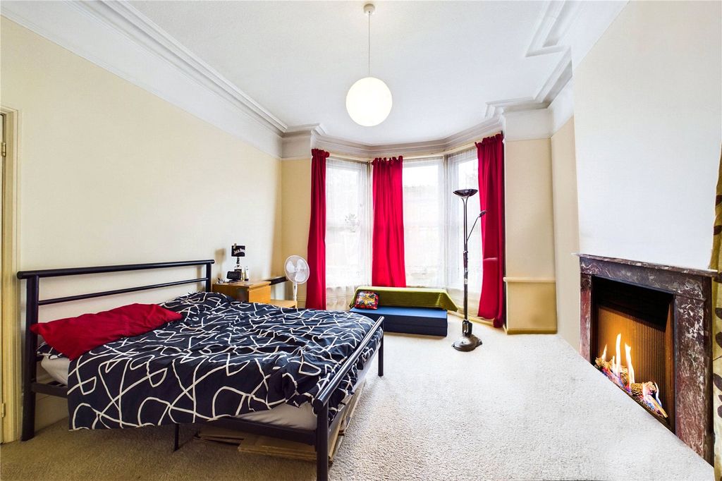 Property photo 2 of 7 Lounge/Bedroom