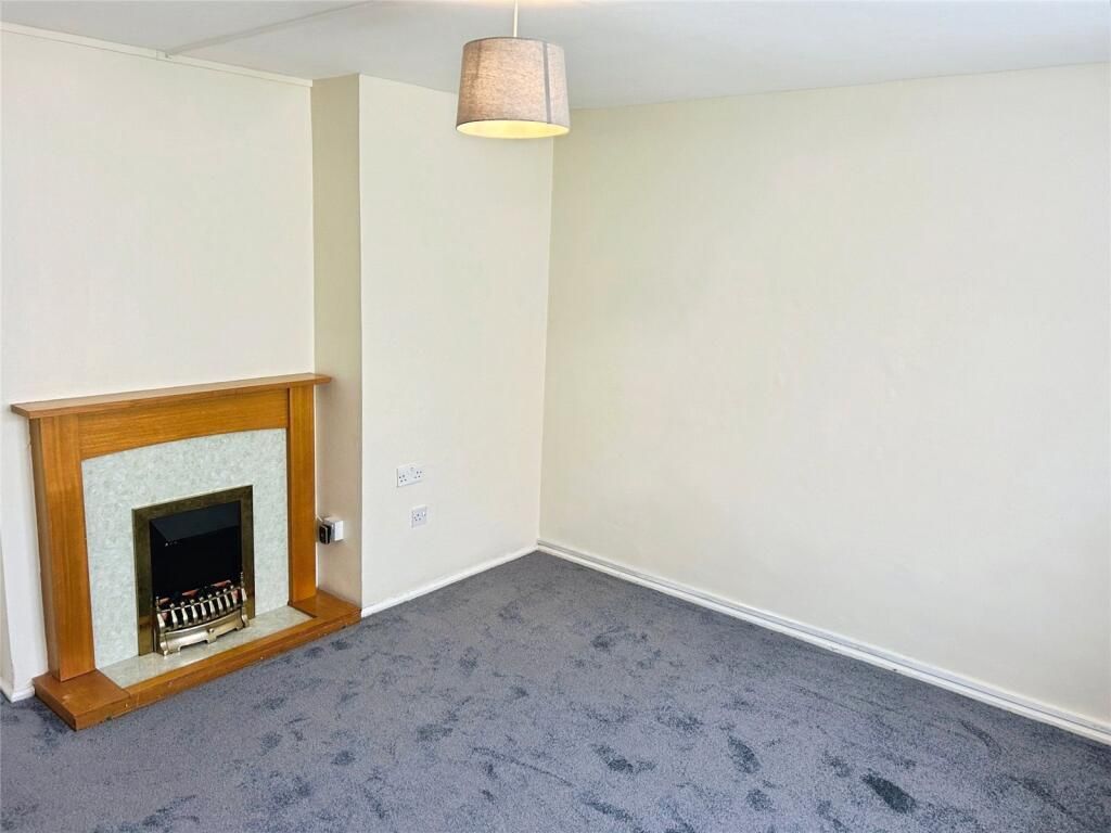 Property photo 3 of 7 Living Room