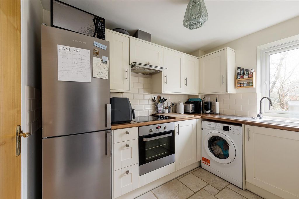 Property photo 3 of 20 Makepeace Road, E11