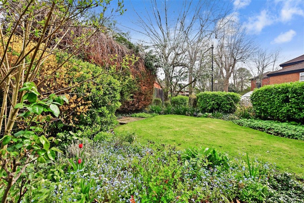 Property photo 2 of 9 Communal Gardens