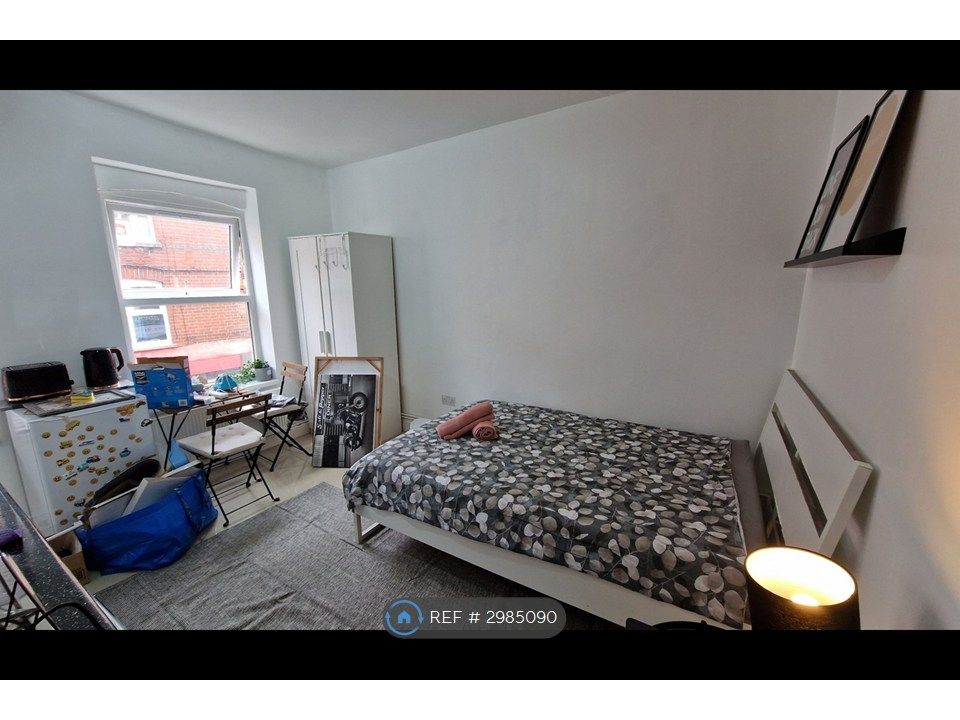 Property photo 2 of 12 Studio 1