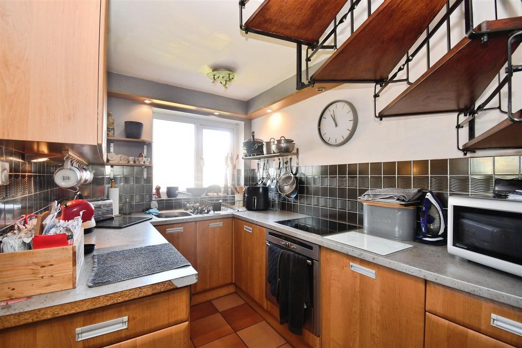 Property photo 3 of 8 5d168F43-U 20 2815 29.Jpg