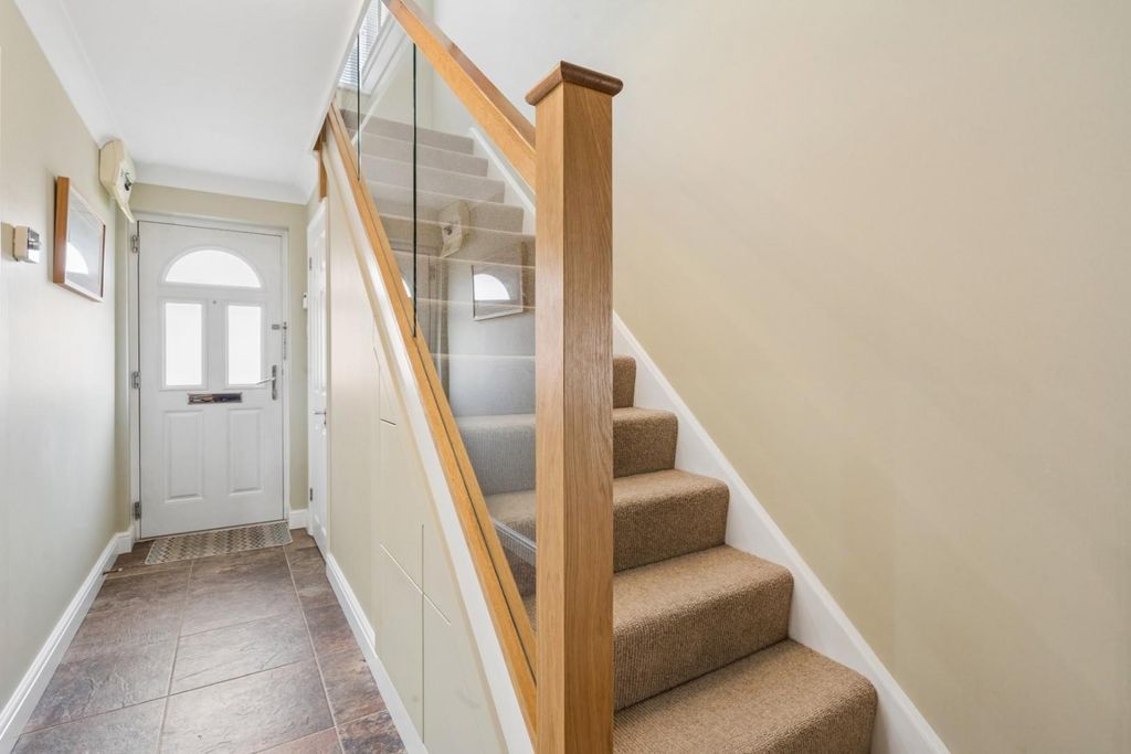 Property photo 3 of 22 Entrance Hall