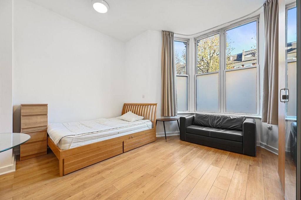 Property photo 3 of 4 Fb - Flat Shepherds Bush Road - 3 (1).Jpg