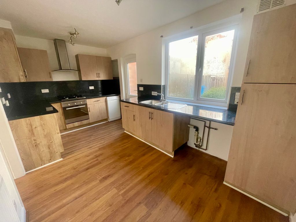 Property photo 3 of 10 Kitchen