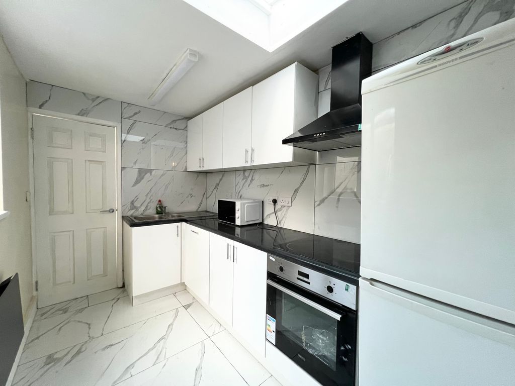 Property photo 2 of 8 Kitchen