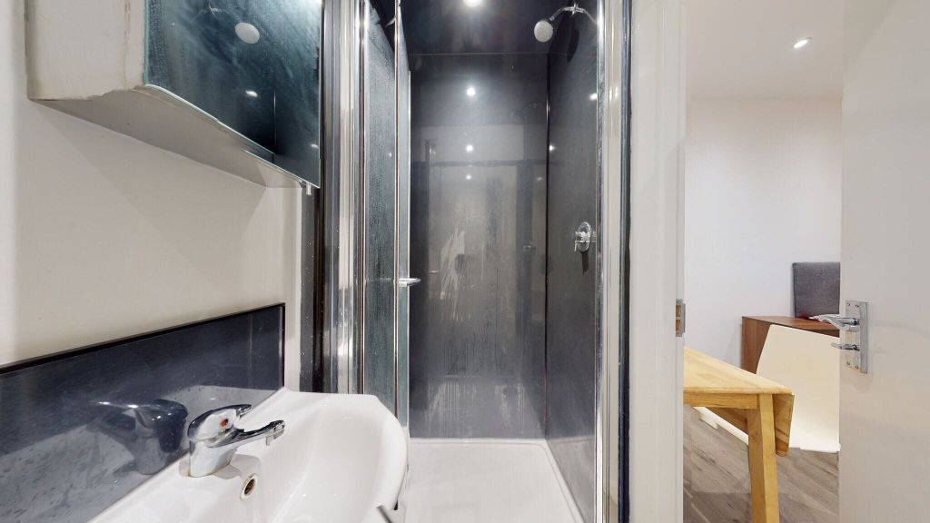 Property photo 3 of 9 Bathroom