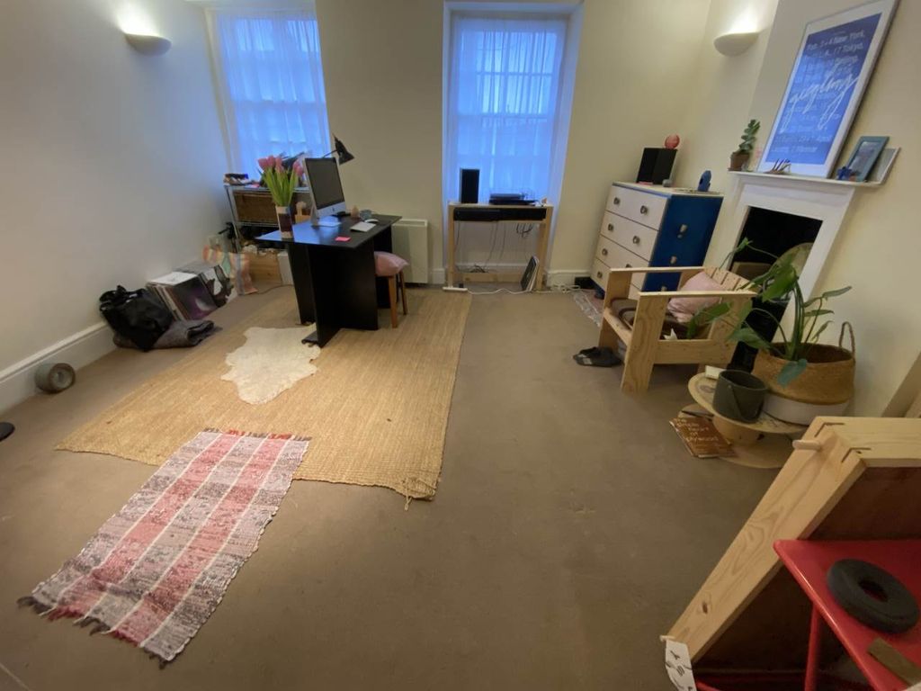 Property photo 2 of 5 Studio