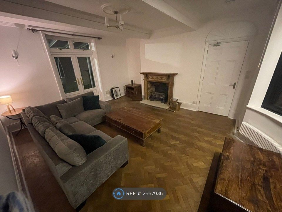 Property photo 2 of 17 Lounge