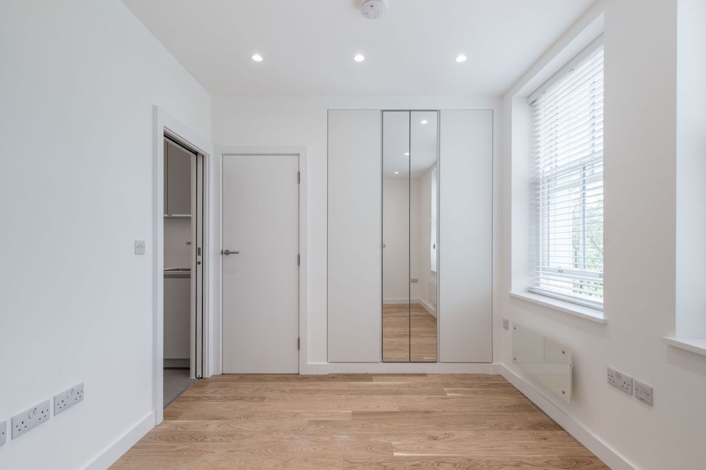 Property photo 2 of 11 Lounge