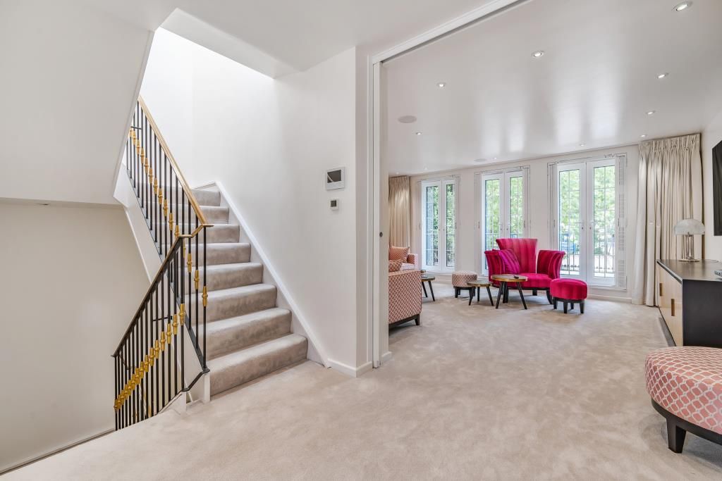 Property photo 2 of 22 Hallway