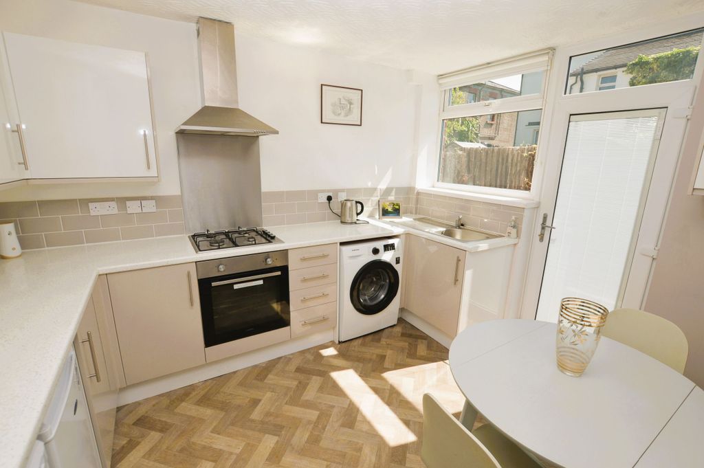Property photo 2 of 27