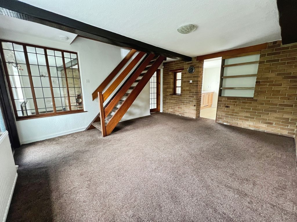 Property photo 3 of 19 Lounge
