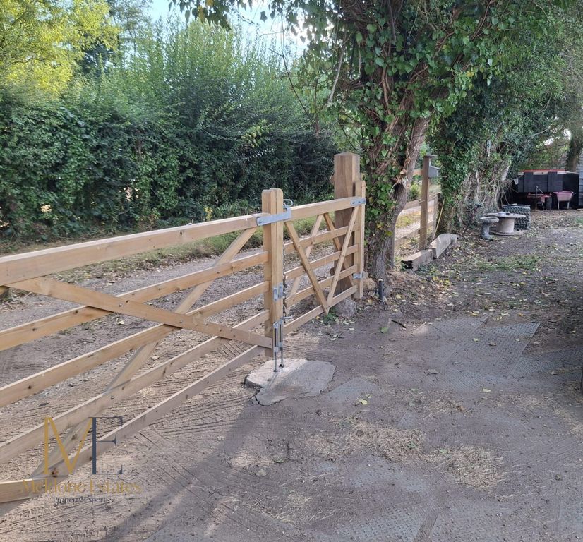 Property photo 3 of 16 Entrance Gate.Jpeg