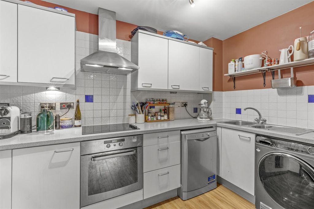 Property photo 3 of 14 Flat 10, Riverlock Court, Spring Gardens Road, Hp1