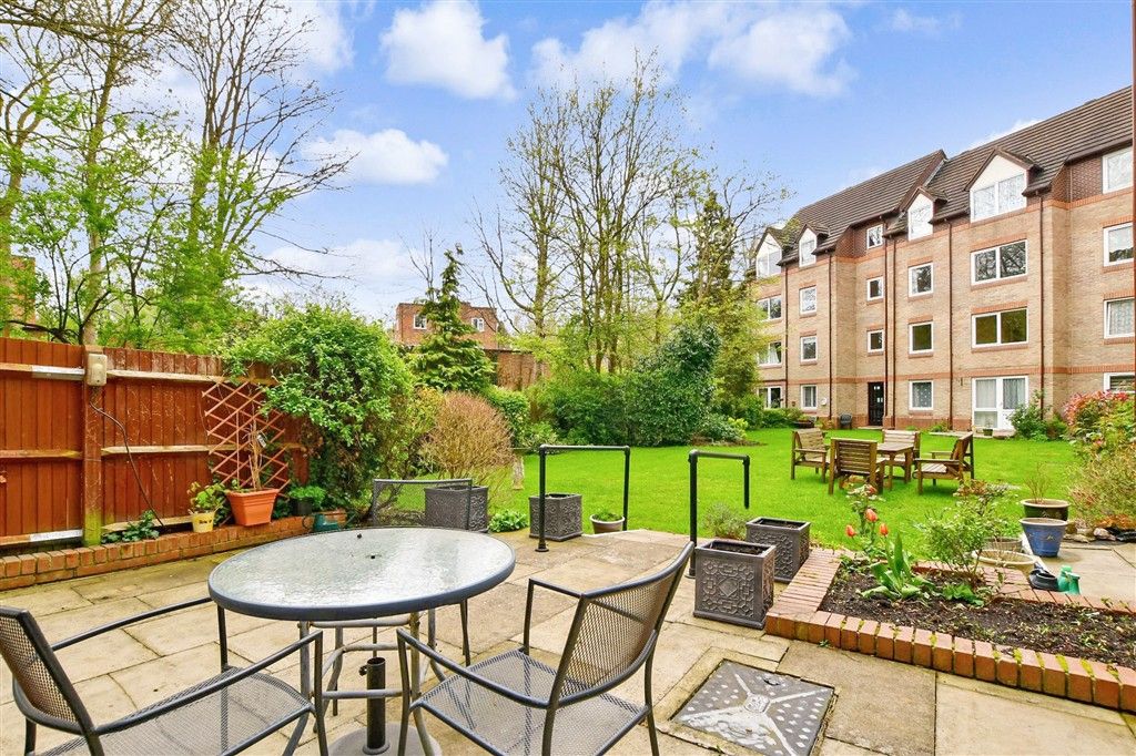 Property photo 3 of 9 Communal Gardens