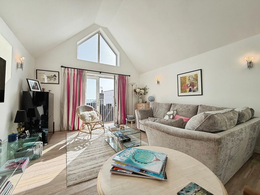 Property photo 2 of 20 Living Room