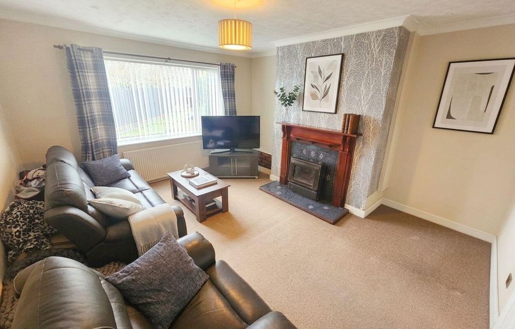 Property photo 2 of 11 Living Room