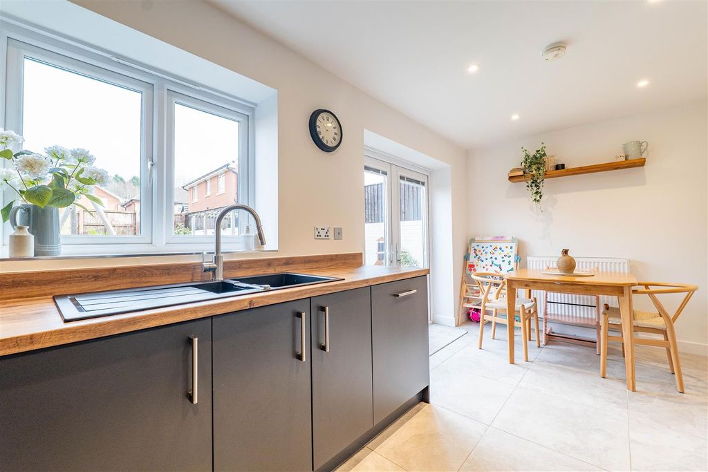 Property photo 3 of 32 Kitchen/Breakfast Room