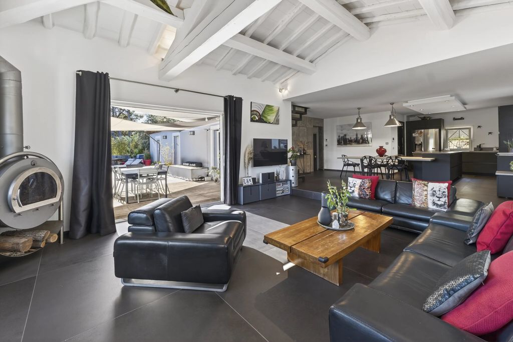 Property photo 3 of 12