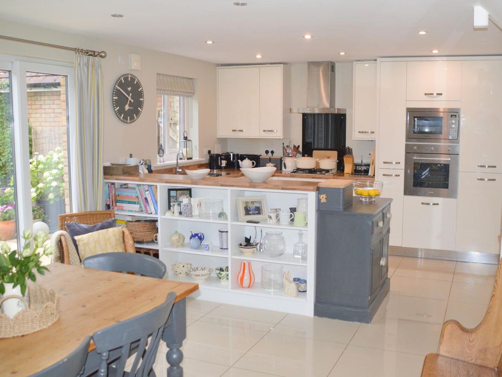 Property photo 3 of 18 Kitchen