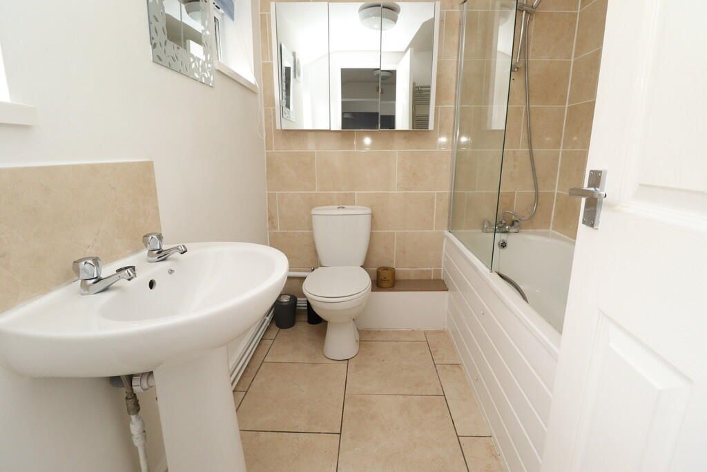 Property photo 2 of 9 Bathroom